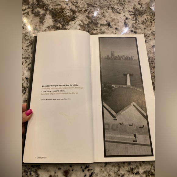 New York Vertical Book - Picture 5 of 6